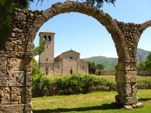The modern church of San Vincenzo al Volturno seen through the ruins of the Carolingian abbey, from Wikimedia Commons
