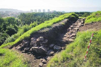 Wall exposed by the 2012 excavations at the castle of Gauzón, Castrillón, Asturias.