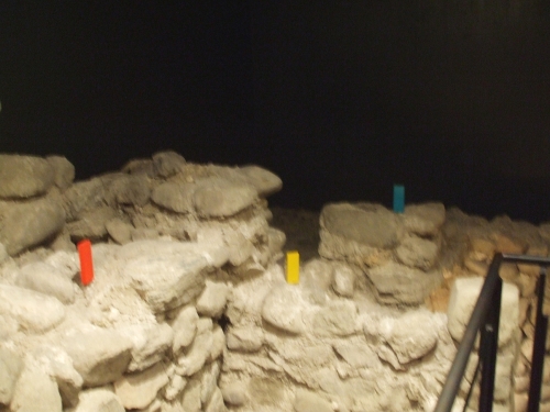 Intercutting strata with date markers in the archæological site of Saint-Pierre de Genève