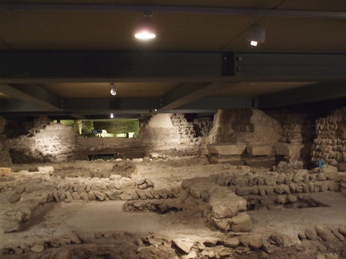 Open-plan display of the archæological site beneath Saint-Pierre de Genève