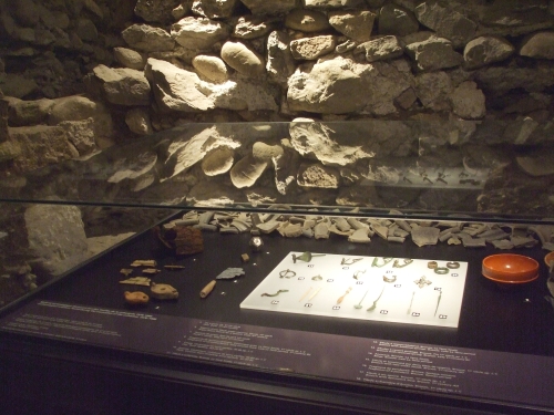 Smaller finds displayed in the archæological site beneath Saint-Perre de Genève