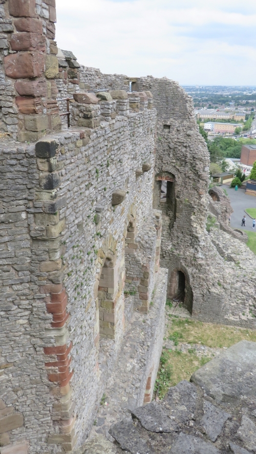 Outer face of the wall between tower and barbican at Dudley Castle